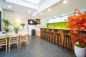 NEW Pool Villa - 6BR,6BA - 7 Beds - Karaoke & Pool