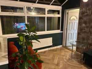 Luxury Five Bedroom house With Garden & Parking