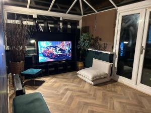 Luxury Five Bedroom house With Garden & Parking