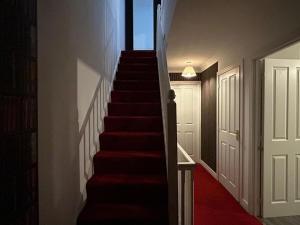 Luxury Five Bedroom house With Garden & Parking