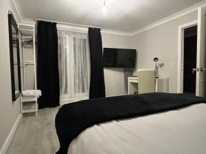 Luxury Five Bedroom house With Garden & Parking
