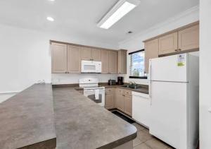 Magnolia Pointe Condo & Pool & Golf, Central MB