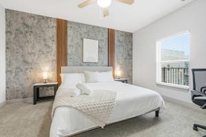 Modern Indy 2BR Free Parking Pool Walk to Lucas Oil & March Madness