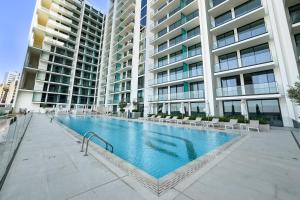 Sky-High 1BR with Community View, Just a Stone Throw from the Mall and Parks, Binghatti Azure, JVC by Deluxe Holiday Homes