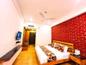 Pine View Luxury Resort With Mountain View & Premium Rooms Mussoorie
