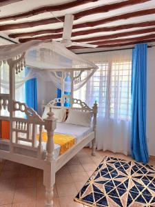 Elnas Haven Diani Palms - 5min walk to the beach, serene and culinary services
