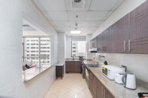 Free housekeeping visits during your stay - StayShort - Comfortable 2BR in Al Barsha with Balcony Sleeps 4