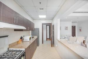 Free housekeeping visits during your stay - StayShort - Comfortable 2BR in Al Barsha with Balcony Sleeps 4