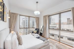 Free housekeeping visits during your stay - StayShort - Comfortable 2BR in Al Barsha with Balcony Sleeps 4