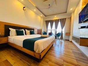 Rock Pine View Cottage & Cafe, Mussoorie - blissful view from rooms