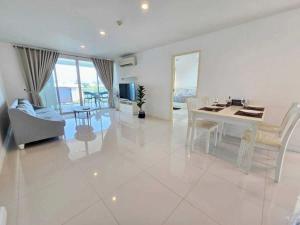 Modern 2-Bedroom Condo with Ocean and Pool Views in Cha-am