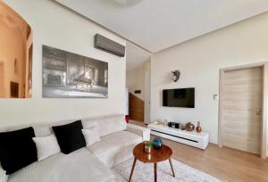 Luxe 3BED 3BATH with Balcony & Views by NewYork Café