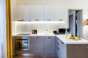 Luxe 3BED 3BATH with Balcony & Views by NewYork Café