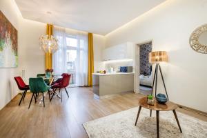 Luxe 3BED 3BATH with Balcony & Views by NewYork Café