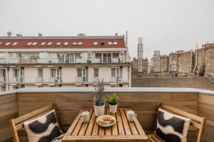 Luxe 3BED 3BATH with Balcony & Views by NewYork Café