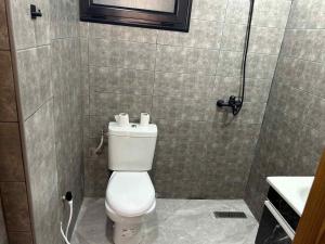 Beautiful Villa with Garden Luxury Neighborhood, secure