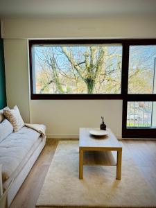 Le Castelou Bright Apartment Balcony and Parking