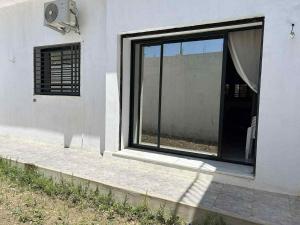 Beautiful Villa with Garden Luxury Neighborhood, secure