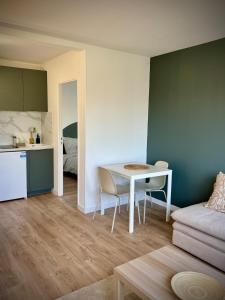 Le Castelou Bright Apartment Balcony and Parking