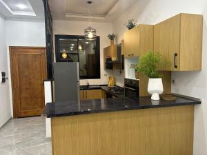 Beautiful Villa with Garden Luxury Neighborhood, secure