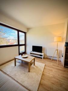 Le Castelou Bright Apartment Balcony and Parking