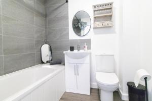 Modern 2BR Home in Grantham King Bed Sleeps 4