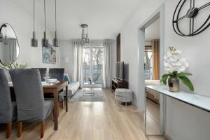 Modern & Functional Apartment with Air Conditioning and Balcony by Noclegi Renters