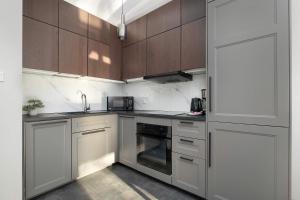 Modern & Functional Apartment with Air Conditioning and Balcony by Noclegi Renters