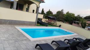 Flora Apartment with pool by Villas Guide
