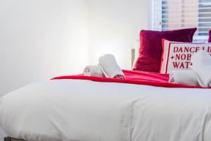 2BR Comfy Apt - Sleeps 4 - Parking - City Central