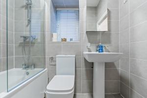 2BR Comfy Apt - Sleeps 4 - Parking - City Central