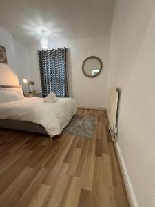F2S SERVICED APARTMENTS 2Bedroom Terrace house with Free Wifi Netflix Suitable for Contractors walking distance to Train station