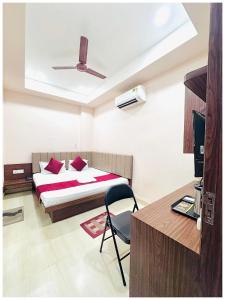 Gopika Hotel Near Vishwanath Temple