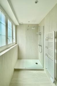Spacious 2 room Luxury renovated Terrace Garage-Madeleine