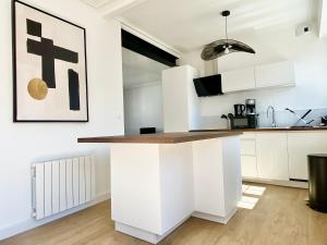 Spacious 2 room Luxury renovated Terrace Garage-Madeleine