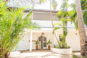 Diani Luxury Pool Villa 4BR 8 Guests 400m to Beach