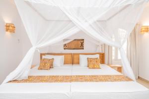 Diani Luxury Pool Villa 4BR 8 Guests 400m to Beach