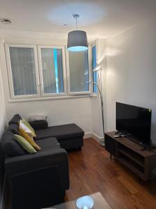 Luxury Apartment close board street