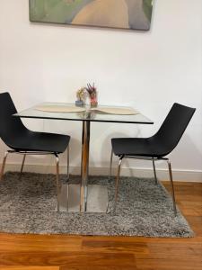 Luxury Apartment close board street