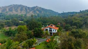 Valdivian Villa by Alaya Stays 3- BHK with Verandah, Temple and Machan