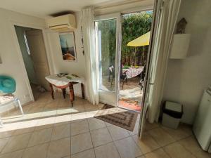 Havre de paix en bord de mer - T2 Bas de villa avec extérieur - Le Pradet