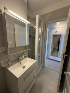 Bilocale vista mare con giardino privato e piscina