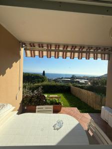 Bilocale vista mare con giardino privato e piscina