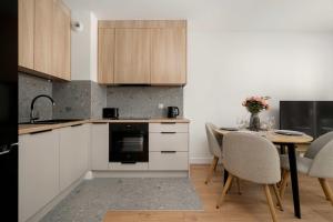 Nowoczesny Apartament z Tarasem i Parkingiem by Noclegi Renters
