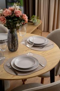 Nowoczesny Apartament z Tarasem i Parkingiem by Noclegi Renters