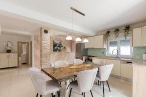 Villa Korana with Pool & Jacuzzi