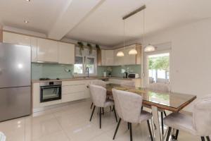 Villa Korana with Pool & Jacuzzi