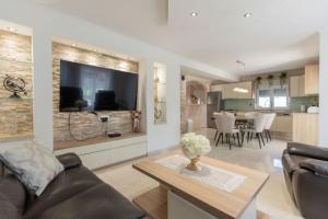 Villa Korana with Pool & Jacuzzi