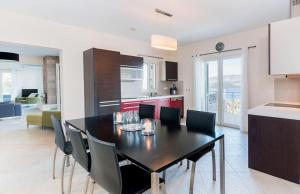 Omolos House