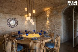 StayVista at The Ray with Mountain Views, BBQ, AC